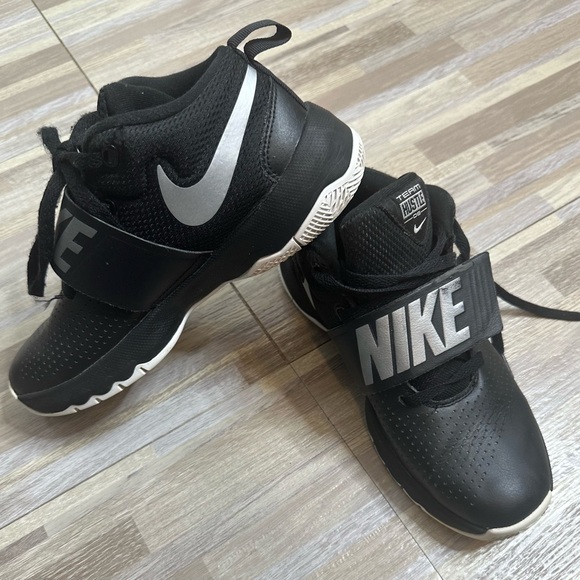Nike Other - Nike Team Hustle D8 Black Basketball Shoes, Size 6Y